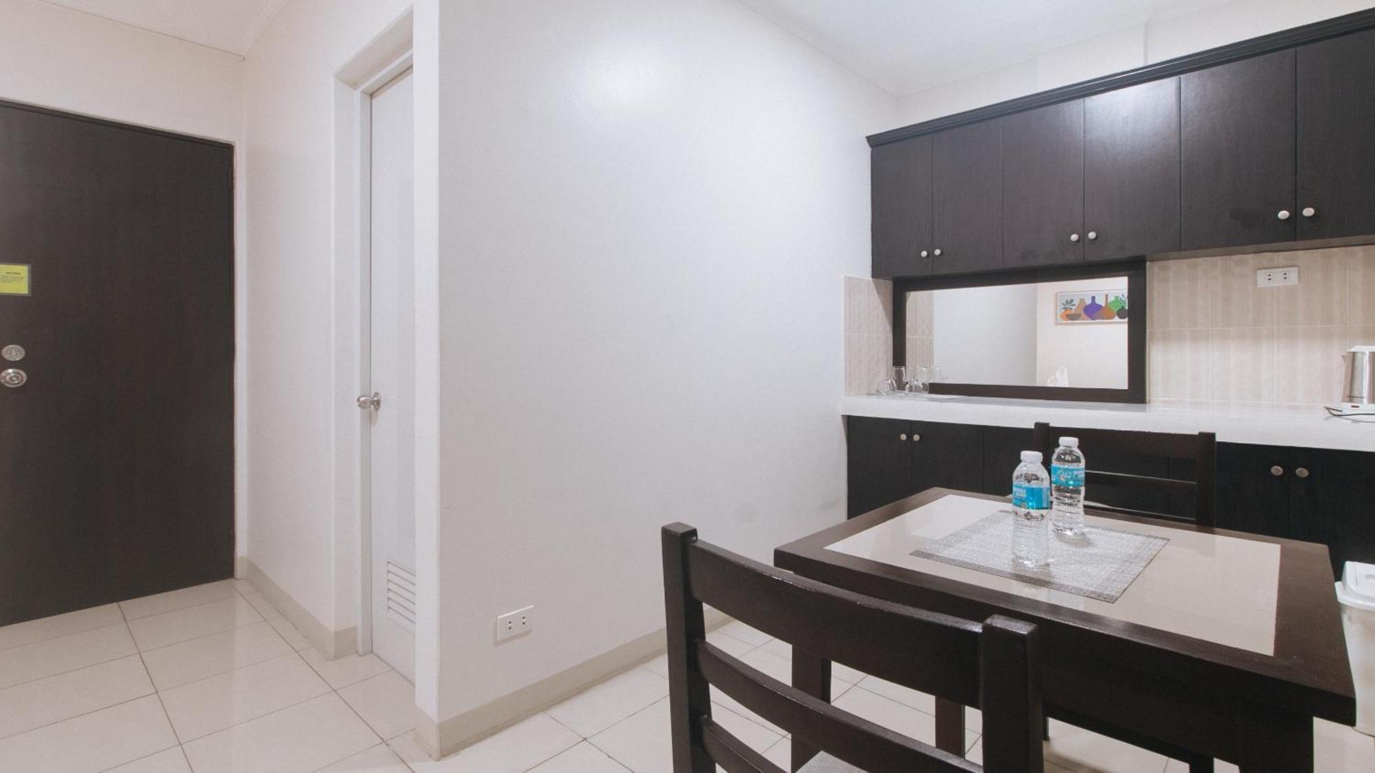 Urbanview At Evangelista Street Makati Makati City Exterior foto
