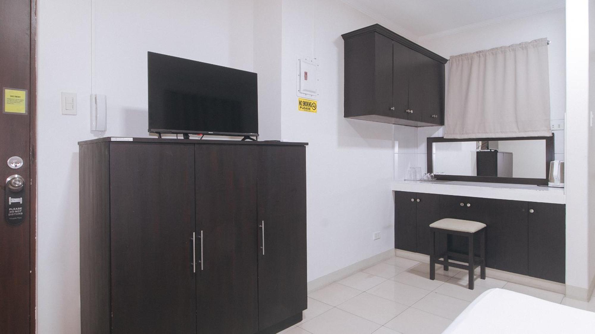 Urbanview At Evangelista Street Makati Makati City Exterior foto